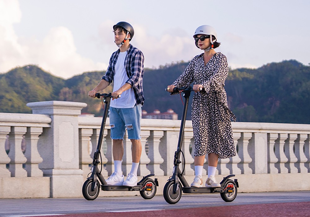 INVANTI V30PRO Electric Scooter  10-inch Tire  350W Motor  36V 7 5AH Battery  10-inch Tire  25km/h Max Speed  32km Range  Rear 